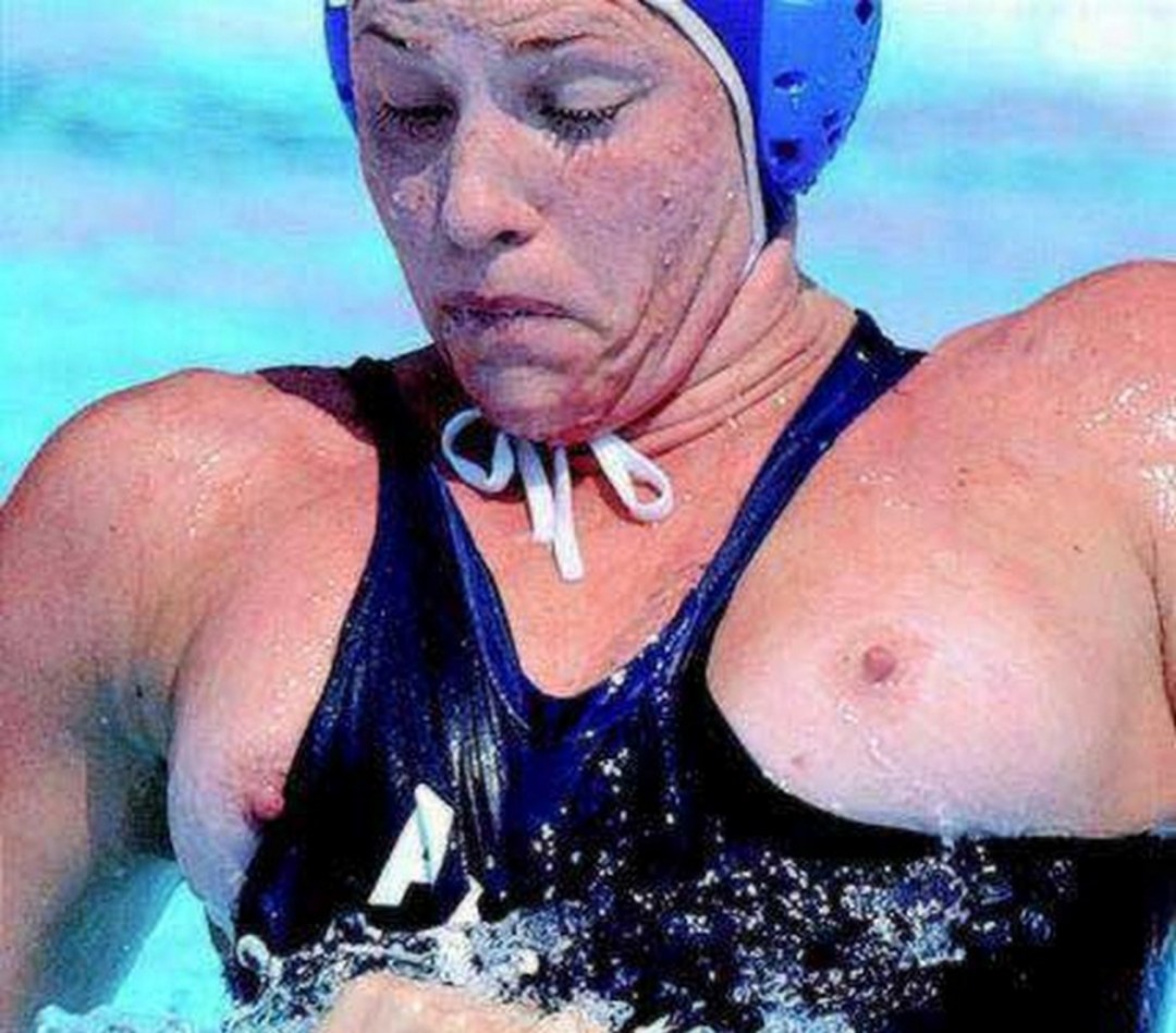 Спортсменка засветила грудь