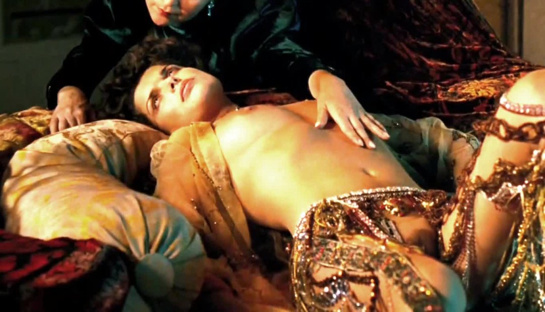 Анна Азарова раздвинула ноги