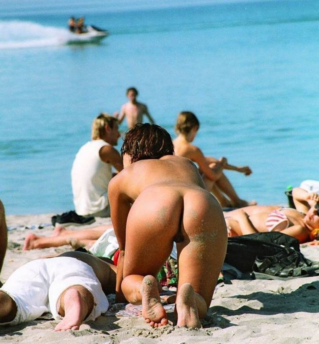 Прозрачный купальник на пляже ню