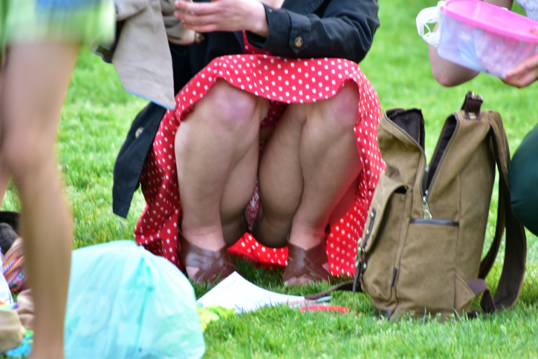 Женщины показывают трусики