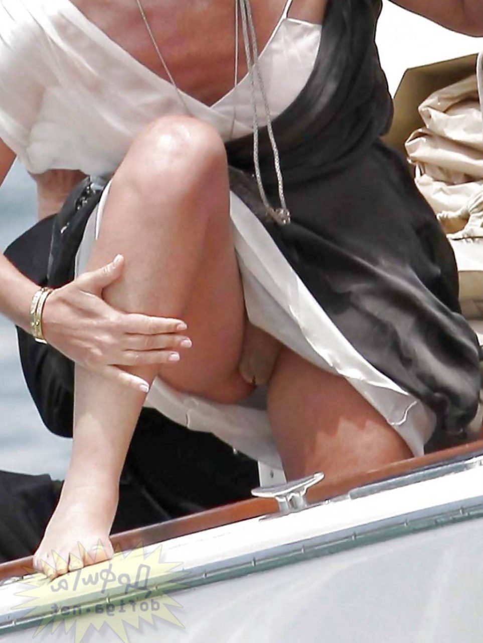 Под юбкой без трусов сидя