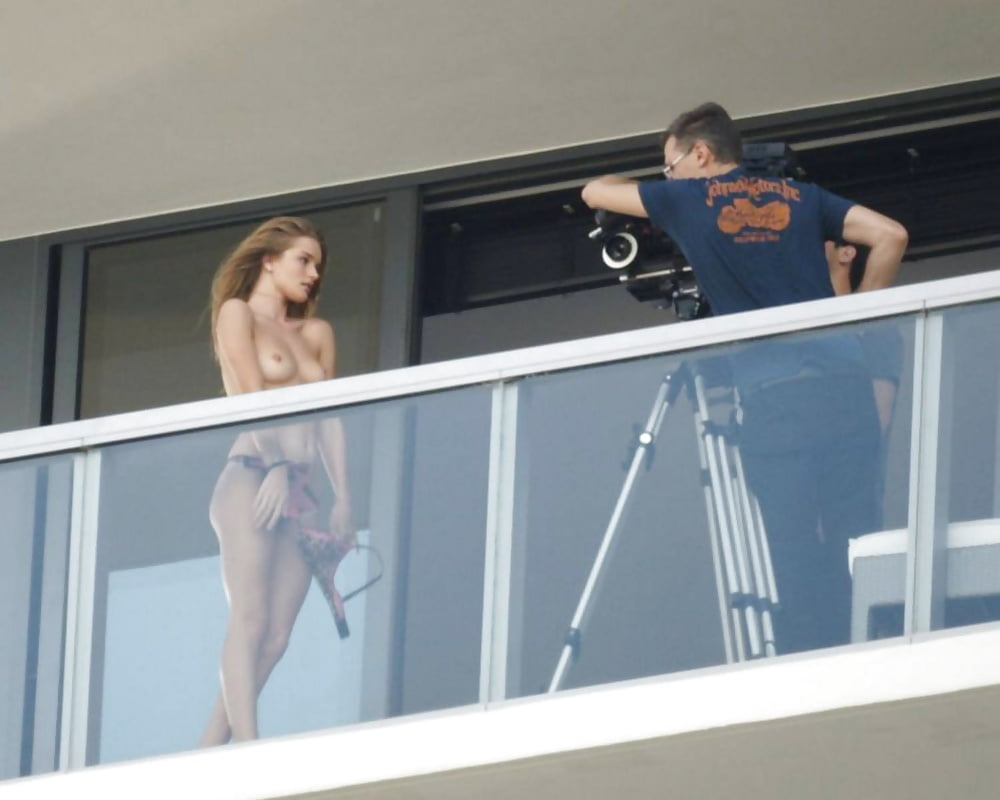 Ана Беатрис Баррос топлесс