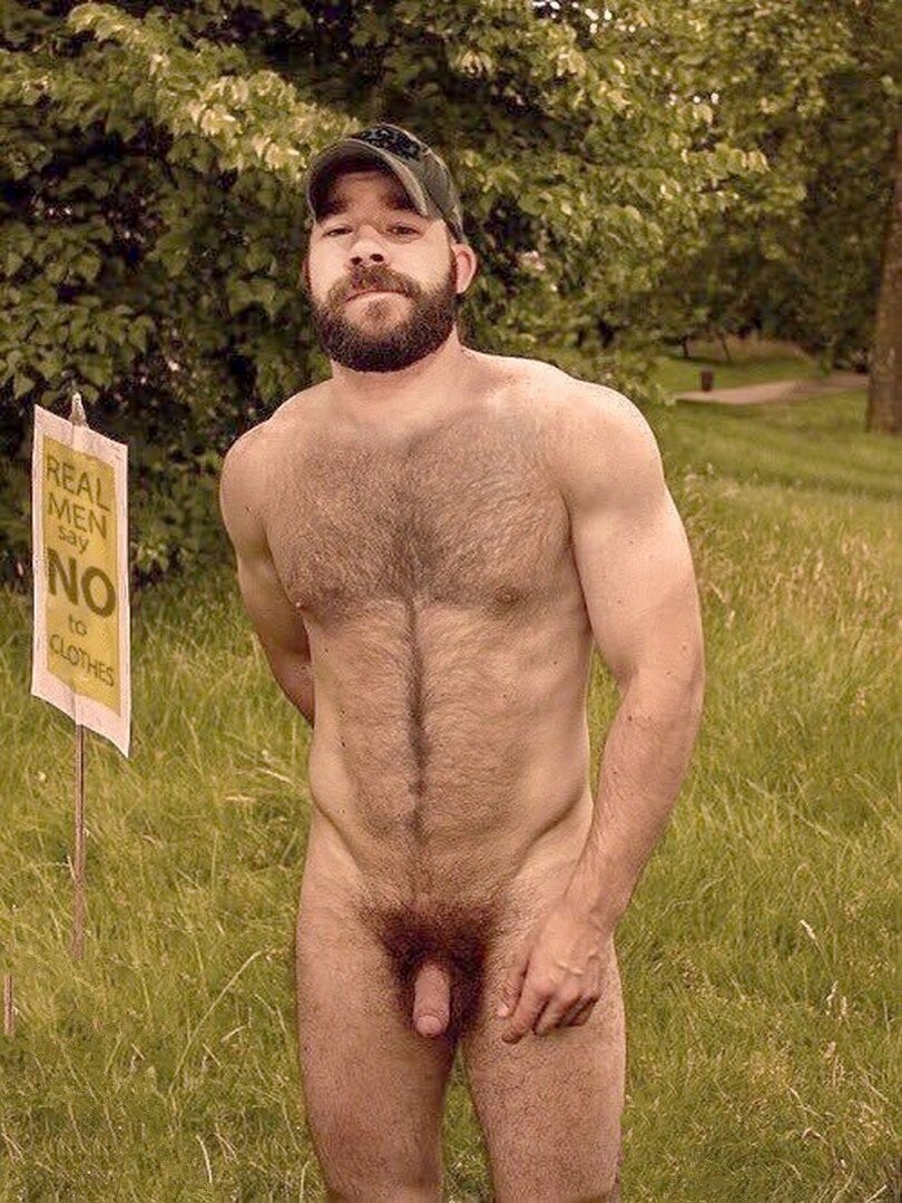 Голый мужчина на корточках