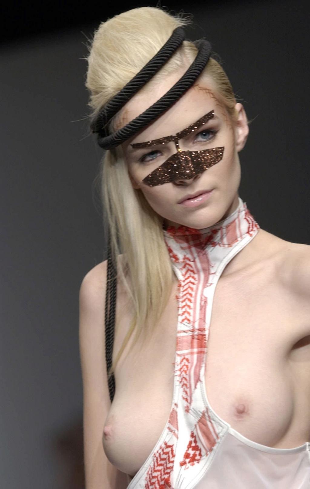 Голая Саша Лусс в фильме Анна