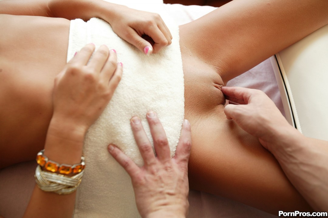 Парень массирует киску девушке