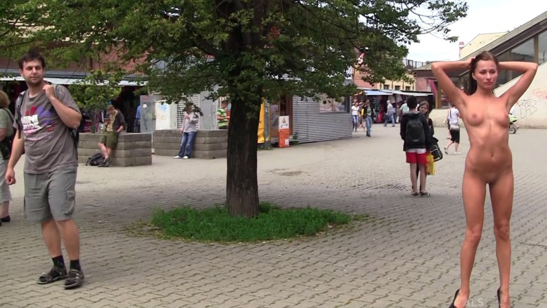Девушка раздевается перед подружками