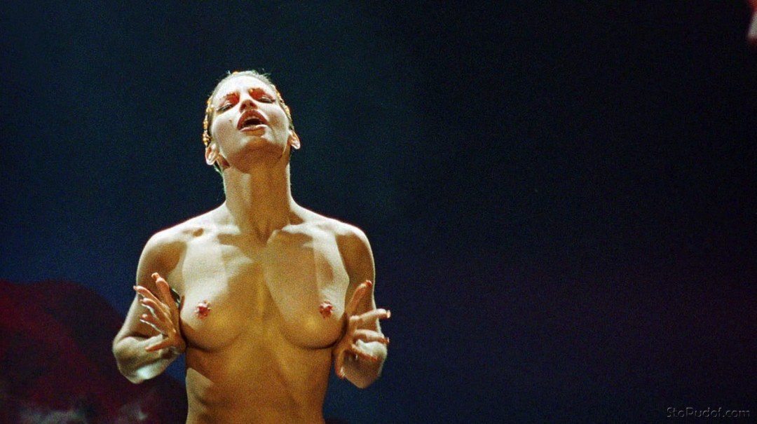 Актриса Джина Гершон ню