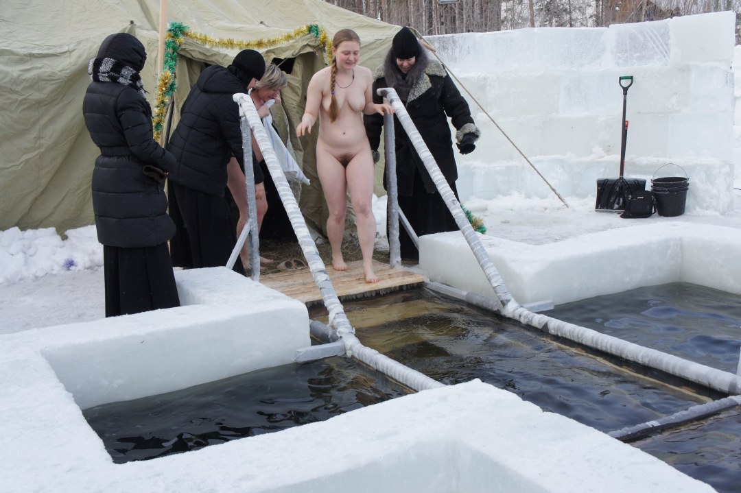 Голые женщины окунаются в проруби