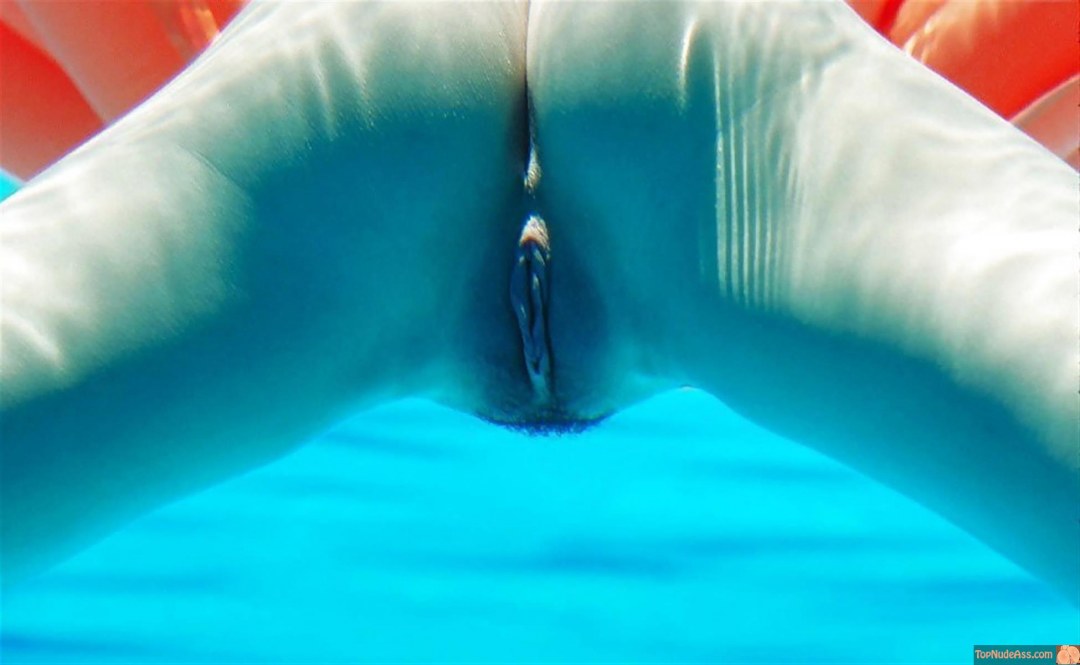 Девушки под водой без трусов