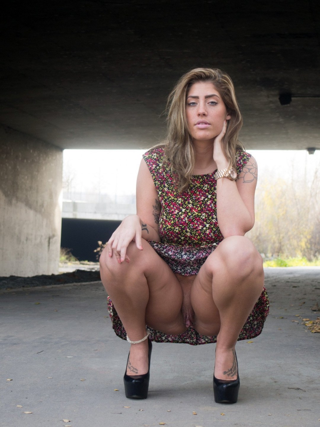 Девки ссут на корточках