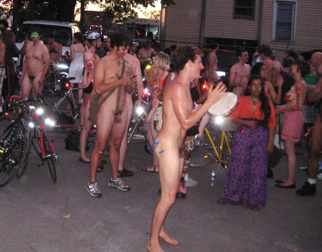 Девушка топлесс среди мужиков