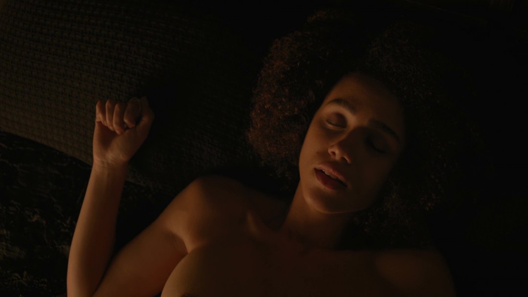 Миссандея игра престолов голая на реке