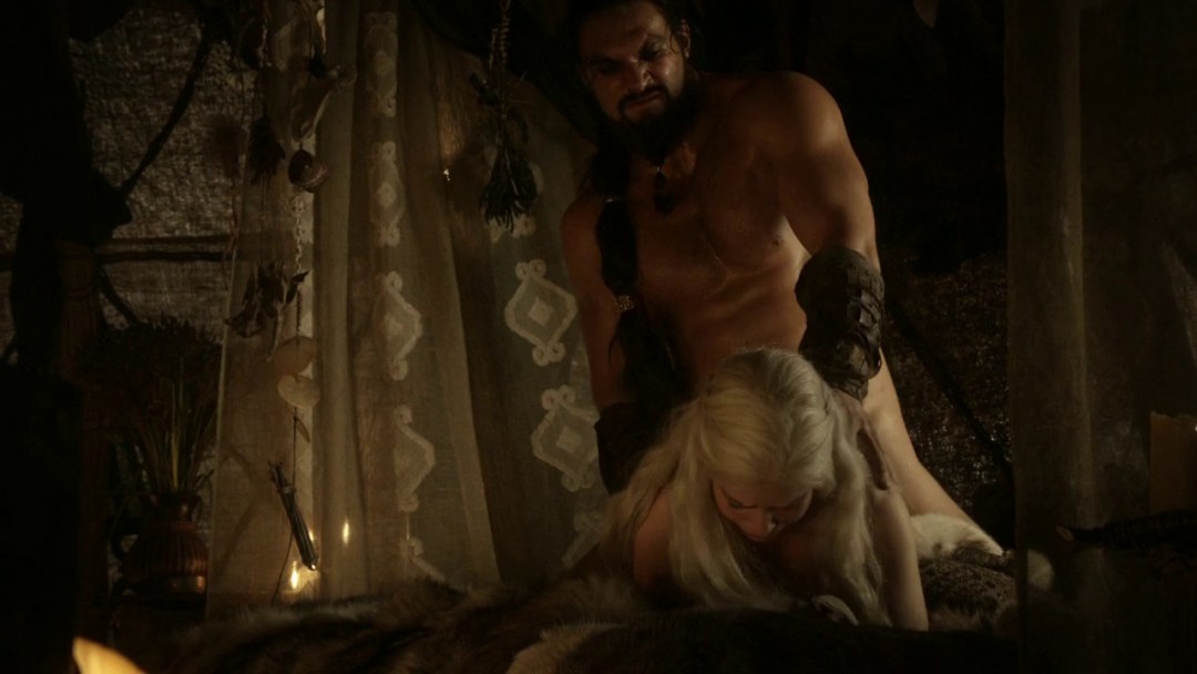 Эмилия Кларк голая попа