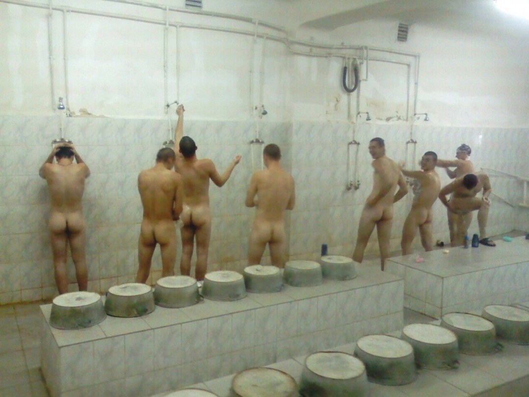 Голые молодые парни в душе