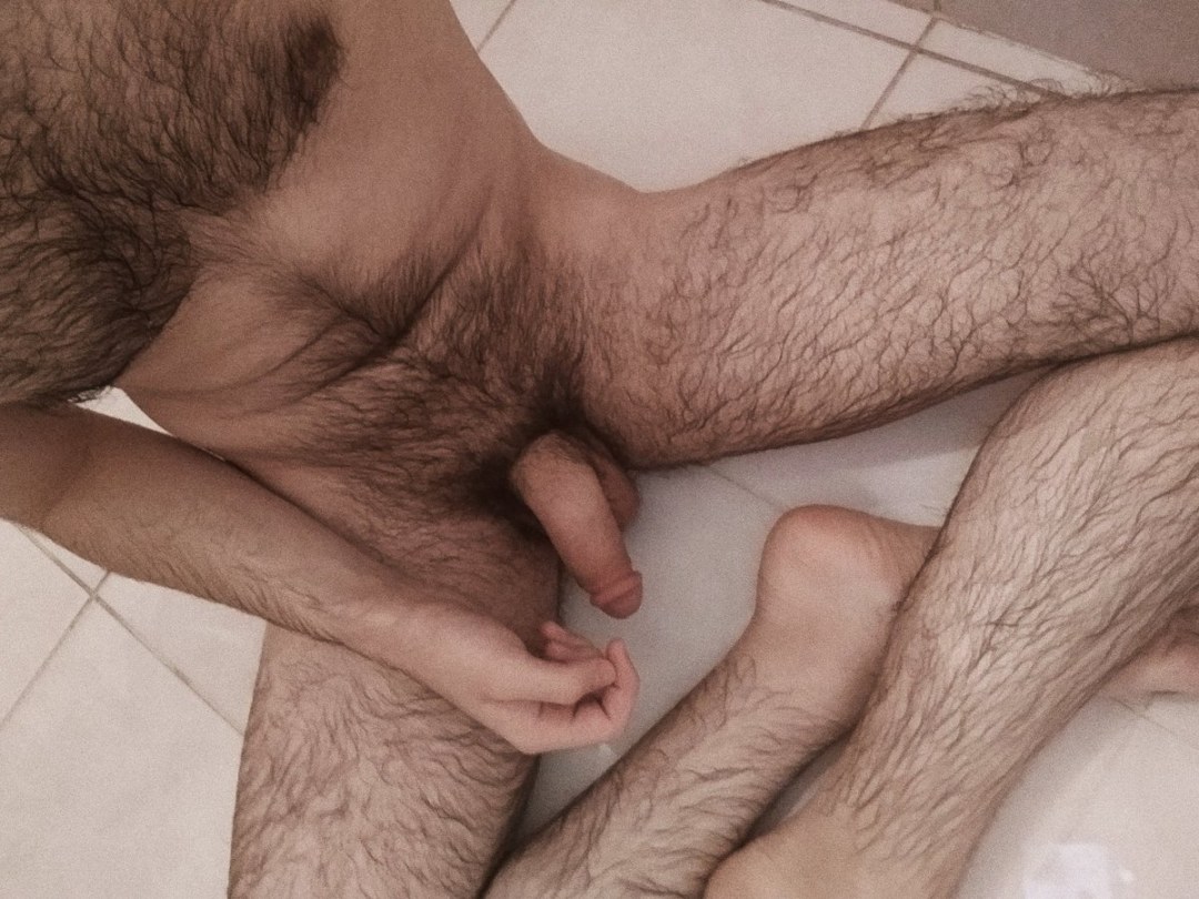 Голые волосатые молодые парни