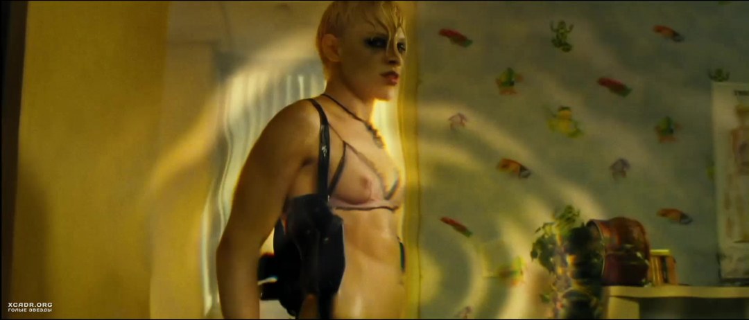 Кейт Наута голая без трусов