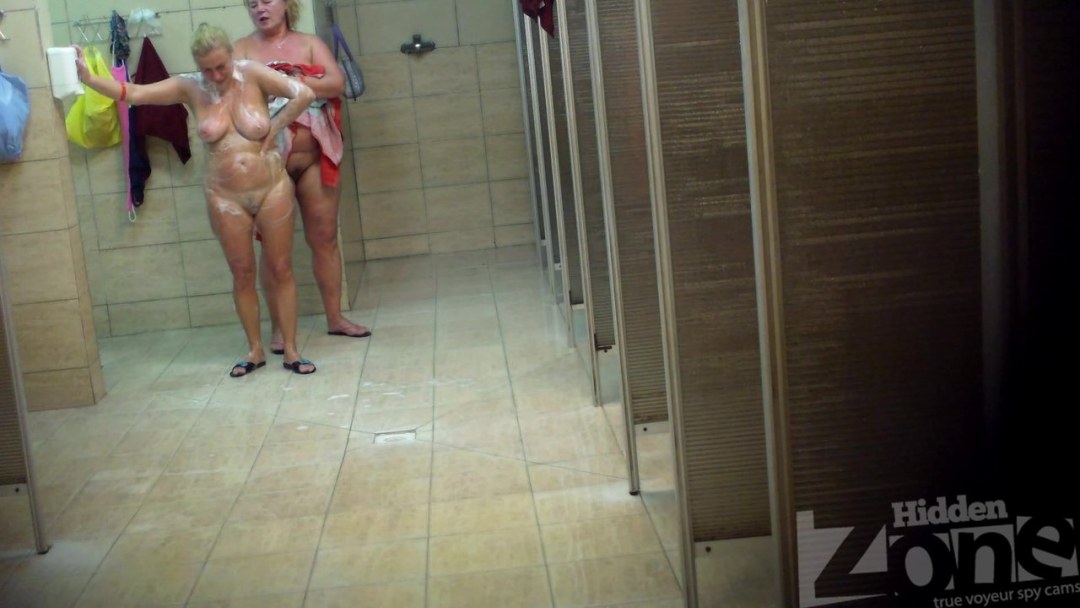 Видеокамера в женской душевой