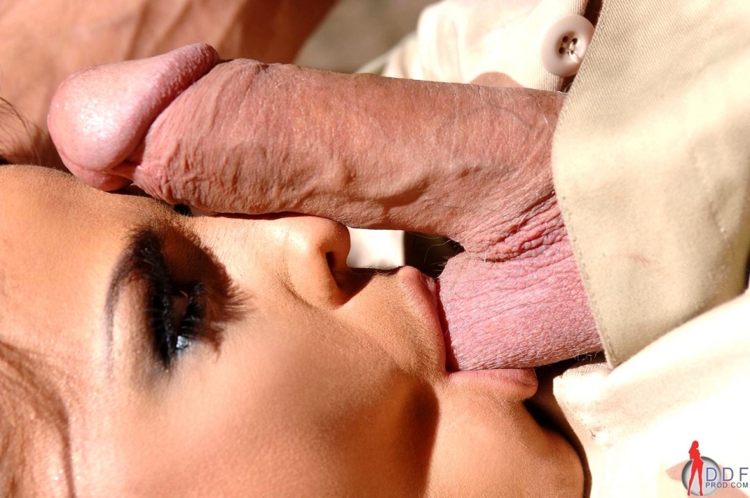 Тера Патрик лижет яйца