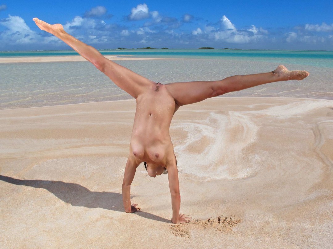 Голые девки на фитнес мяче