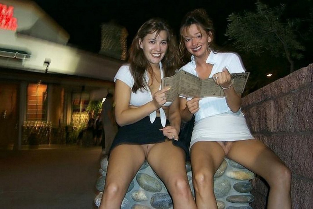 Под юбкой без трусиков зрелые волосатые