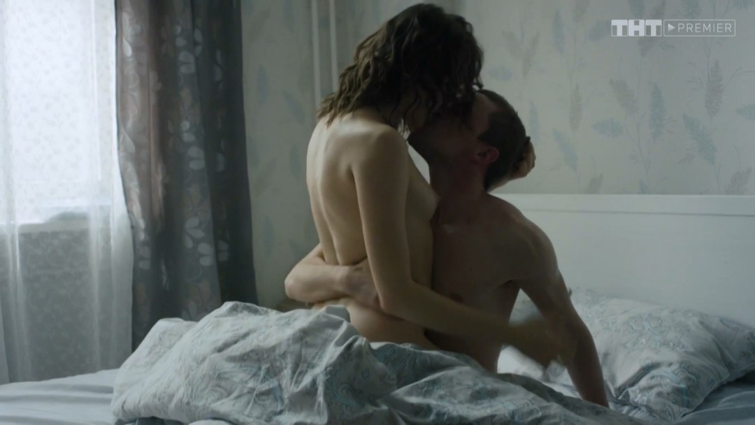 Анна Сбитная голая в бассейне