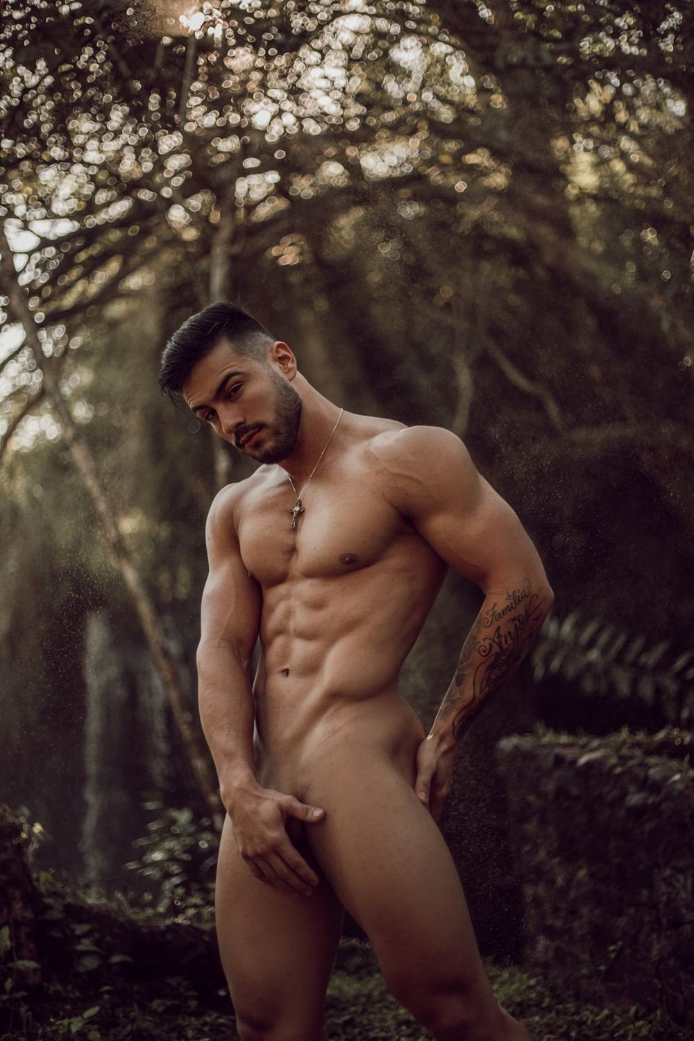 Голый пацан Мик Ловелл