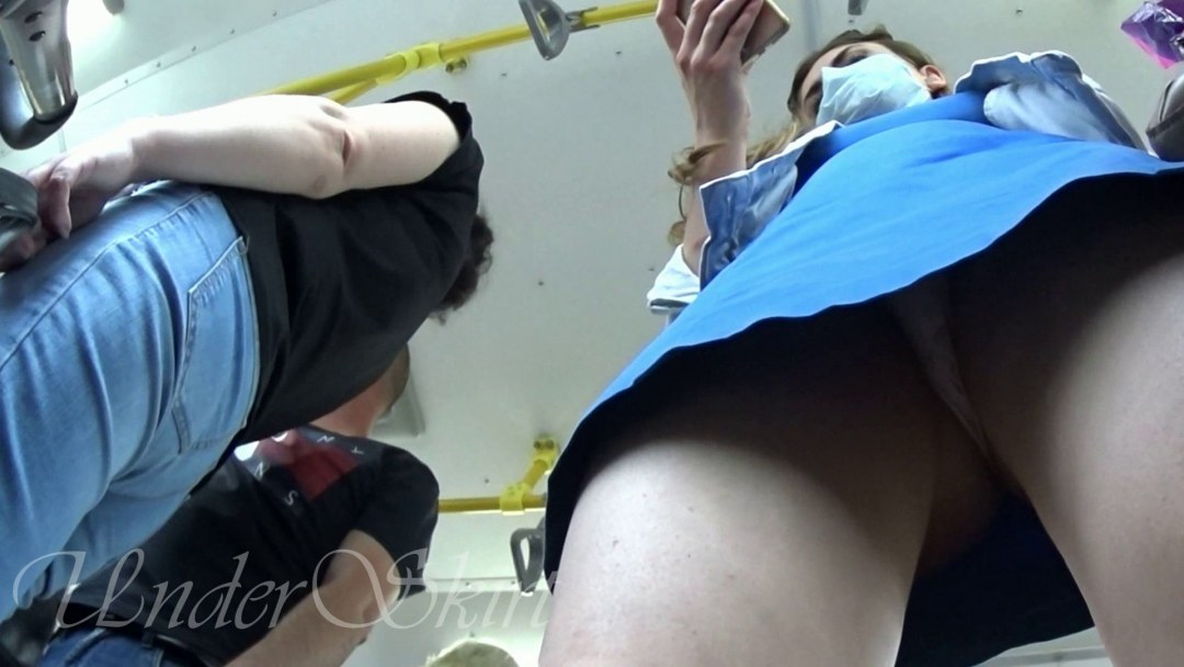 Без трусиков в общественном транспорте
