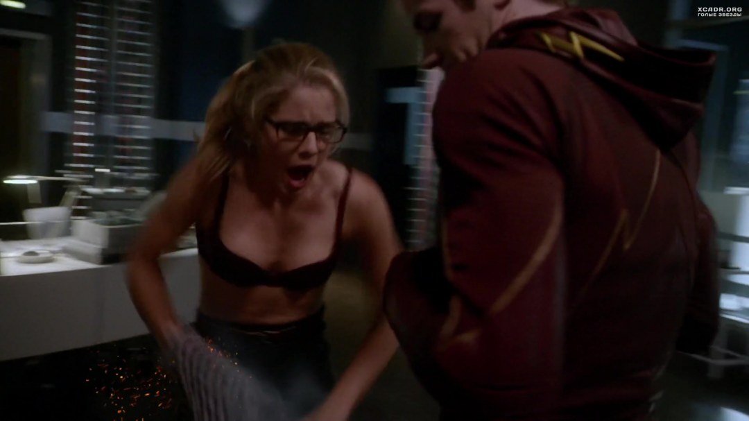 Эмили Бетт Рикардс постельные сцены