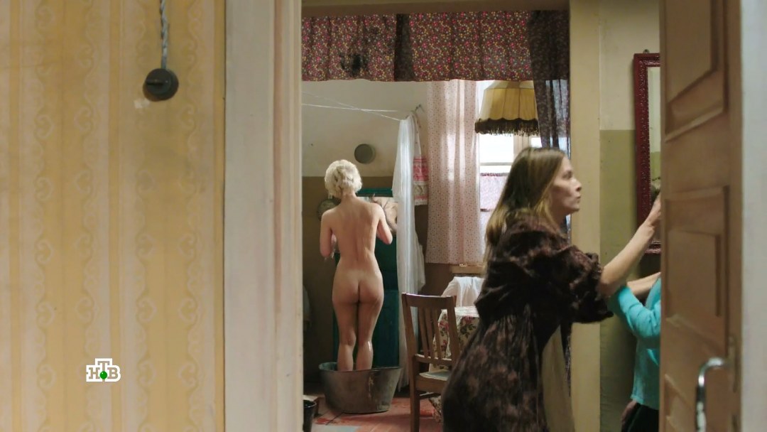 Margot Heatwave фотосессия на диване ню