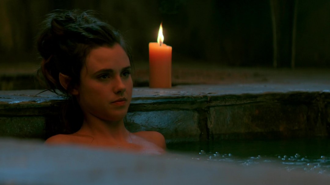 Поппи Дрейтон фото в купальнике