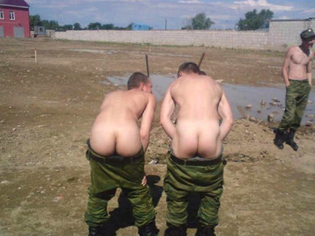 Голый мужчина в берцах