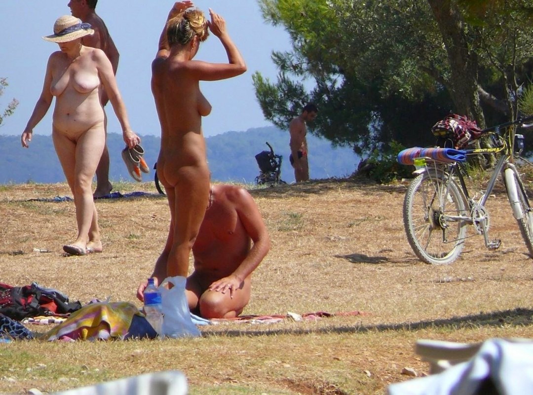 Девушки на нудиском пляже
