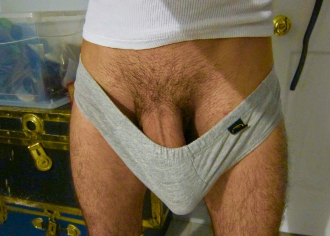 Мужской пенис в трусах