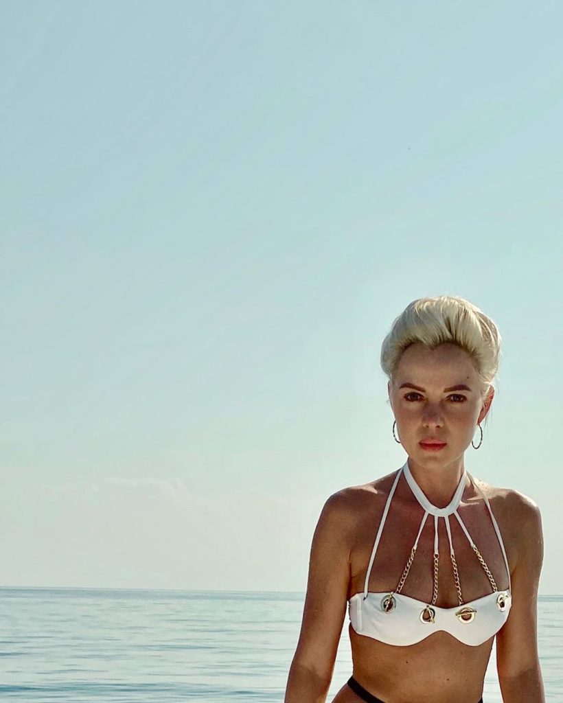 Голые сиськи Елены Николаевой