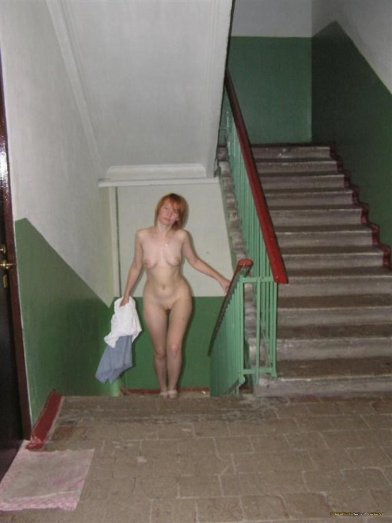 Жена разделась в подъезде