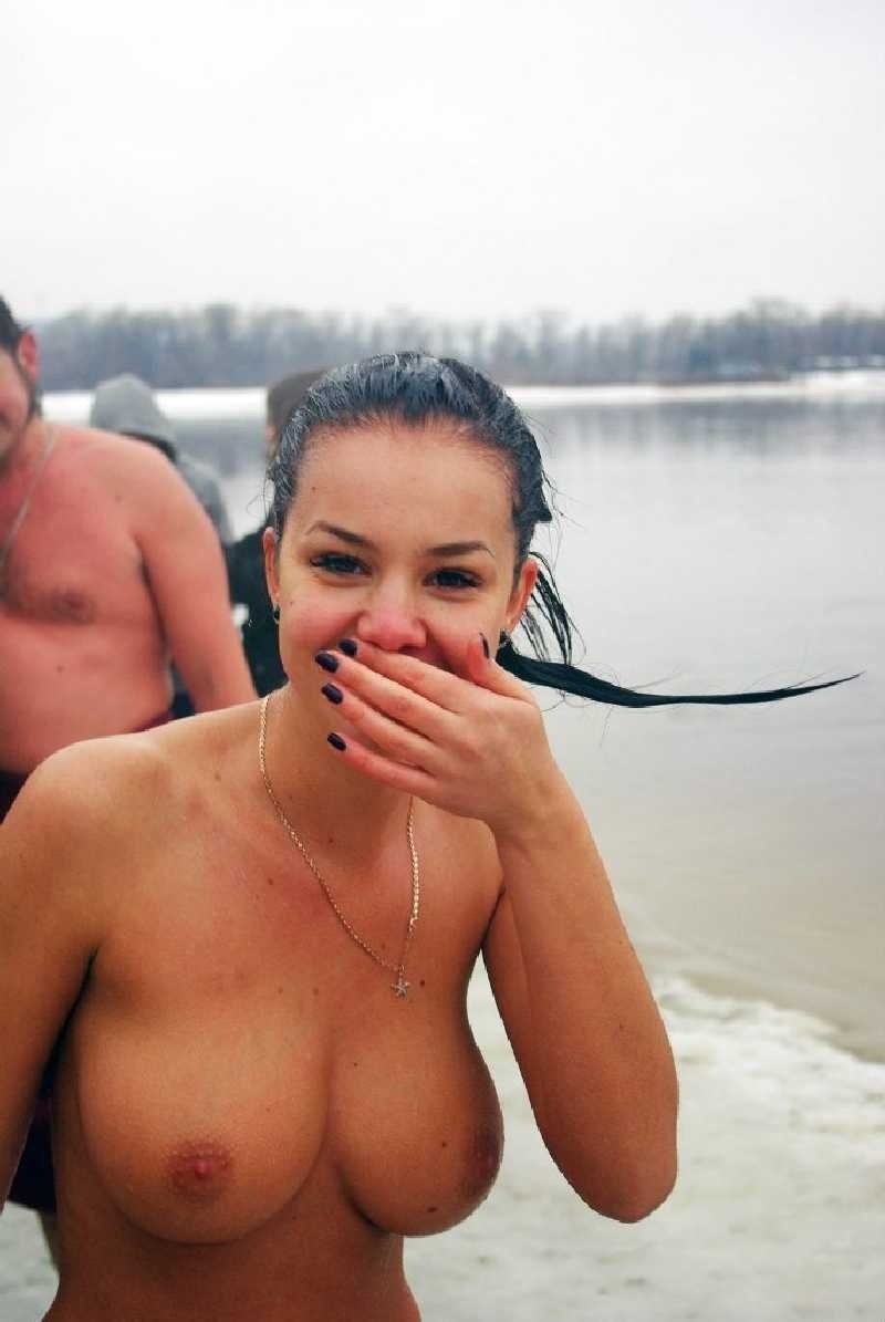 Голые девушки на крещение (83 фото)