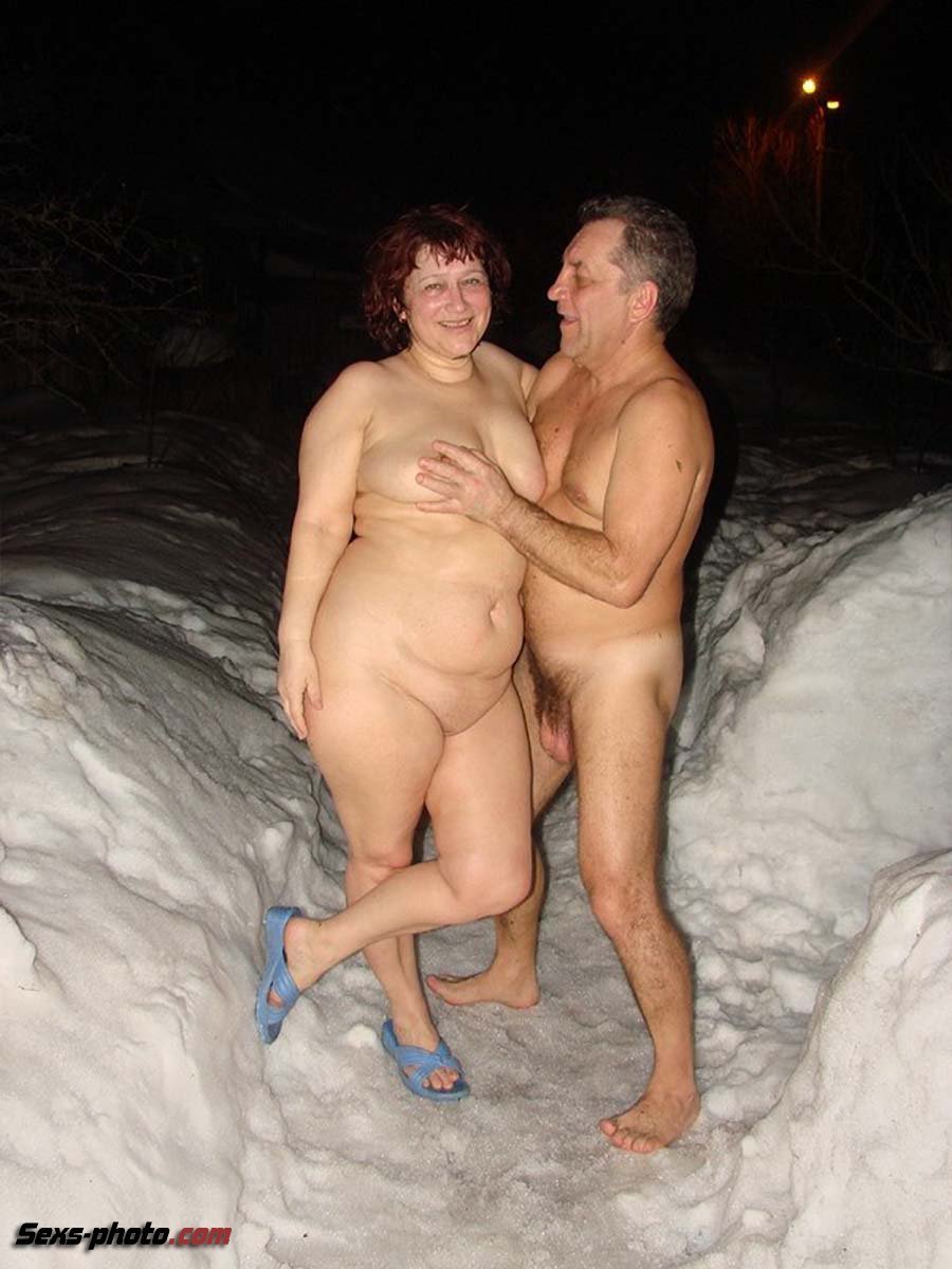 Пожилые семейные пары голышом