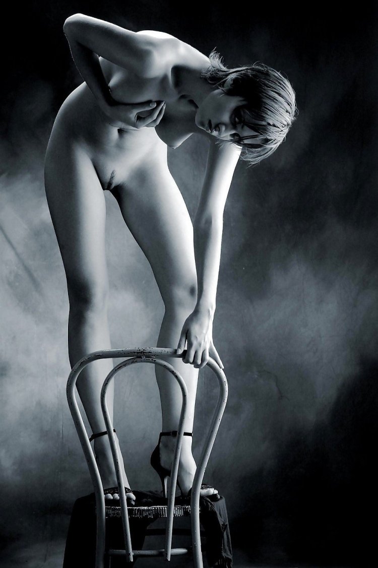 Фотомодели голые на стульях