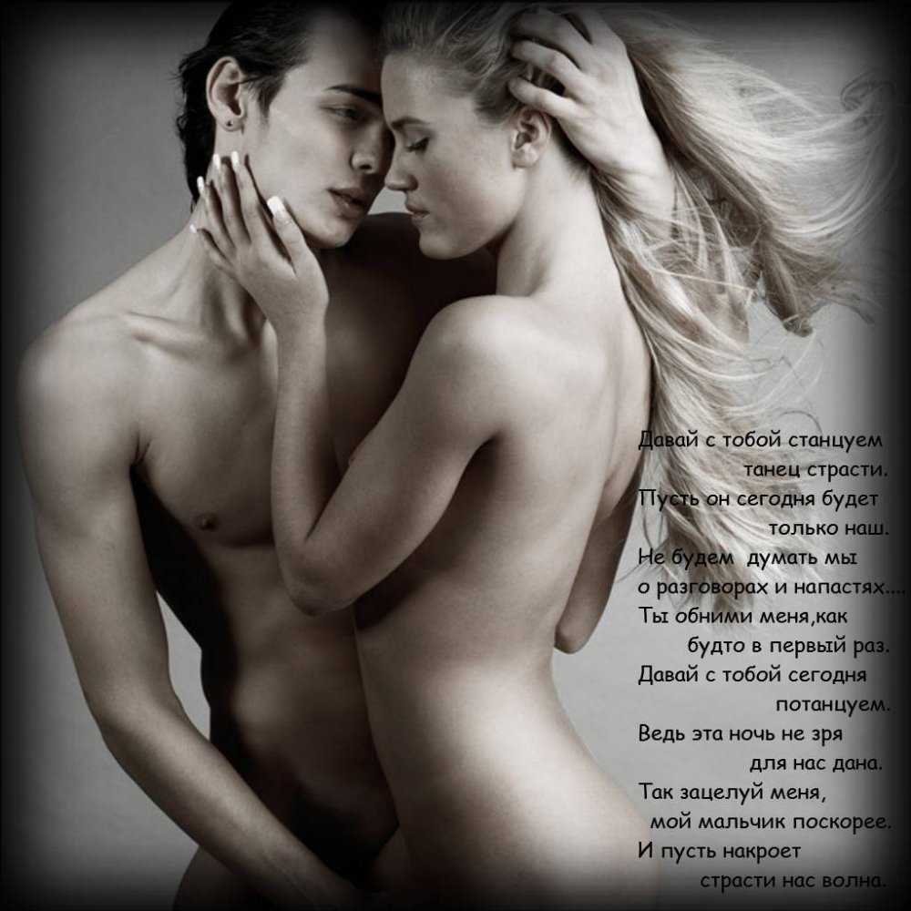 Голый мужчина позирует художнице