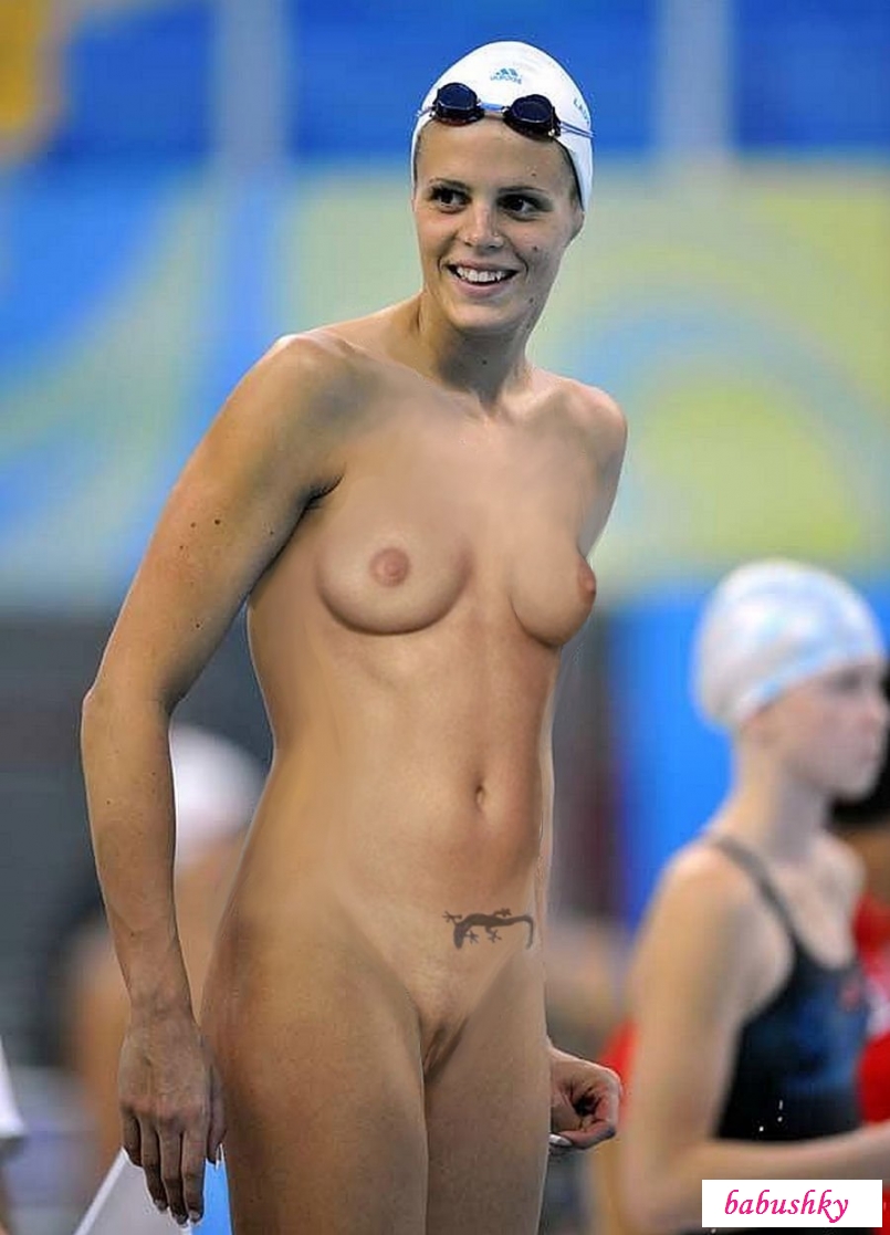 Джулия гилас в бассейне голая