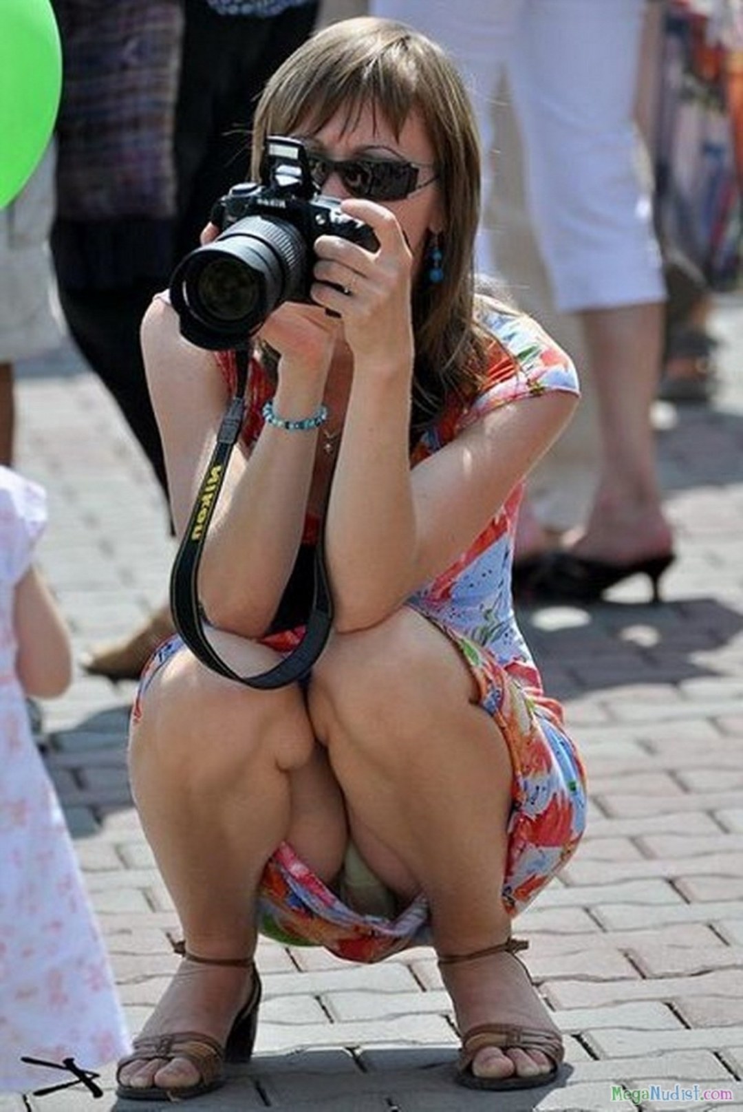 На корточках под юбкой без трусов