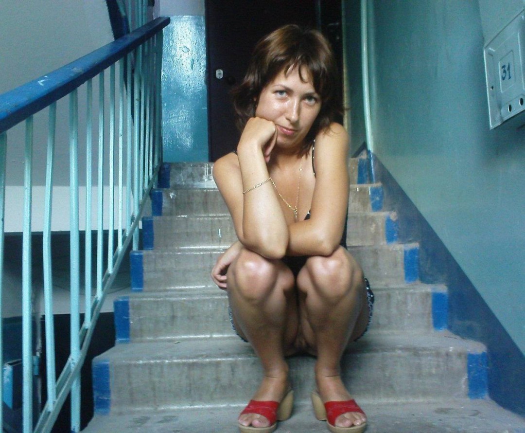 Зрелая позирует в подъезде