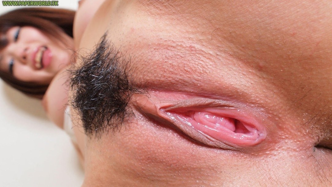 Промежность женщины крупным планом