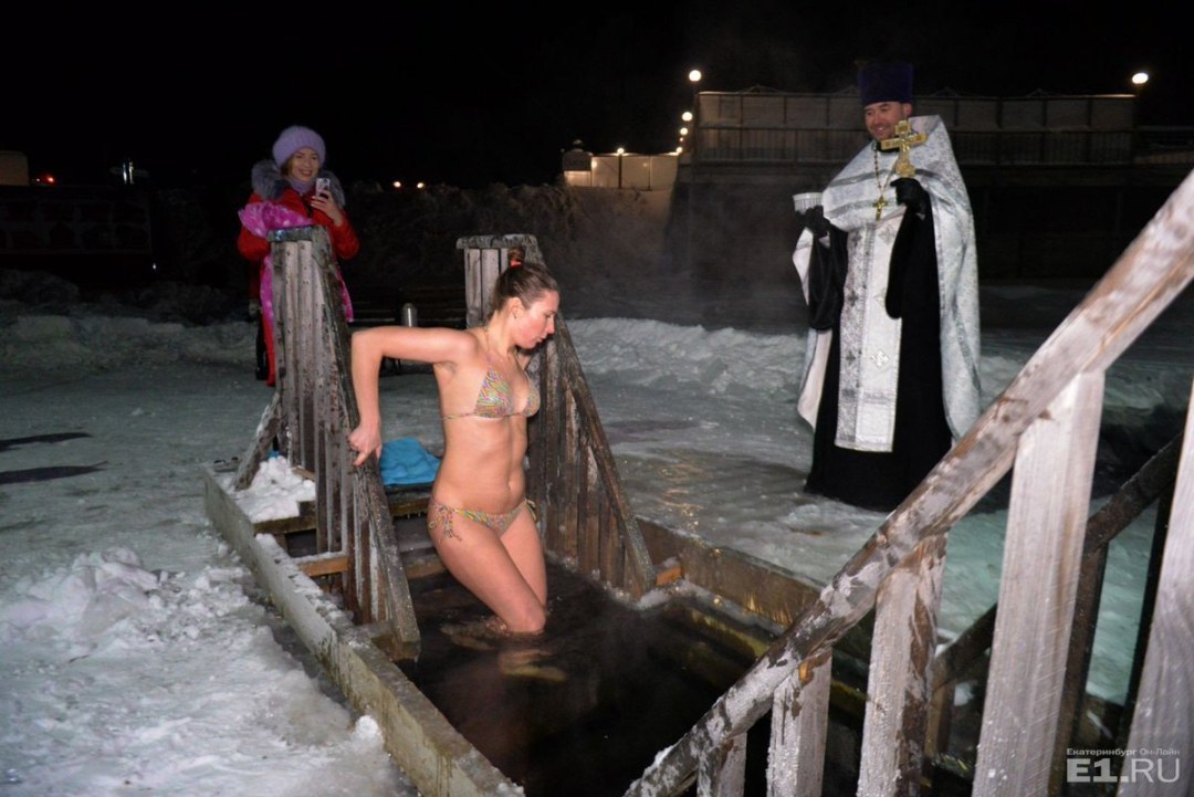 Голые бабы в проруби на крещение