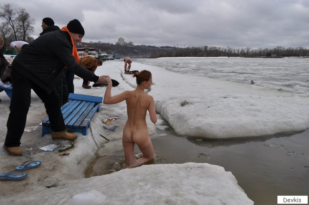 Голые женщины купаются в проруби