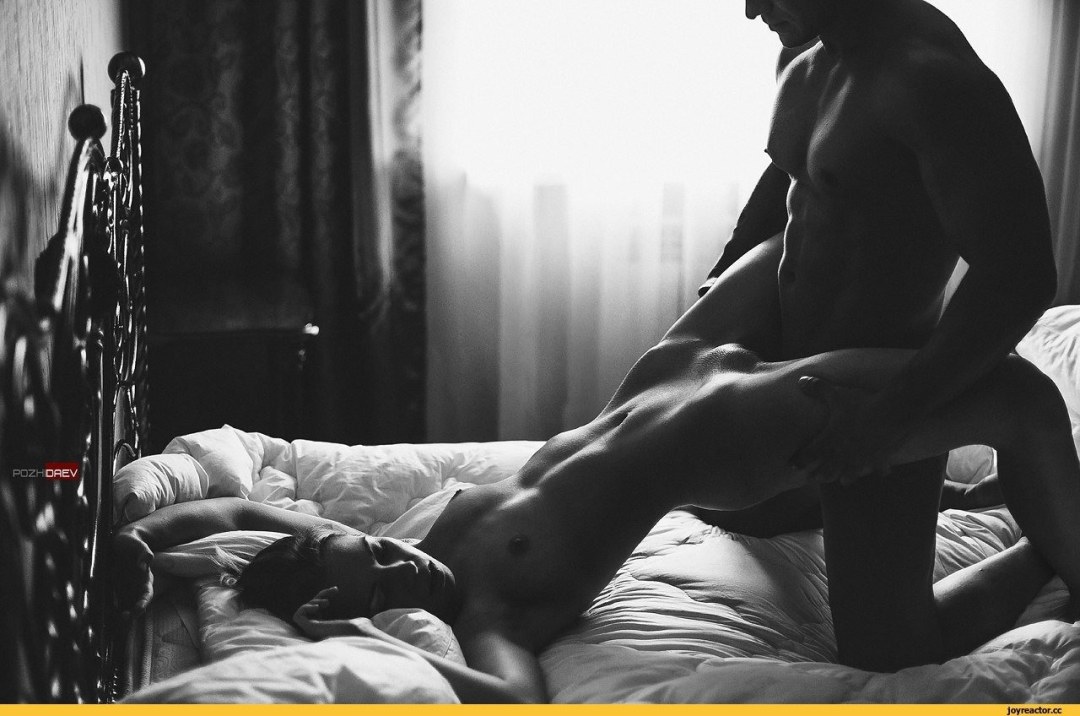 Connie Carter на четвереньках