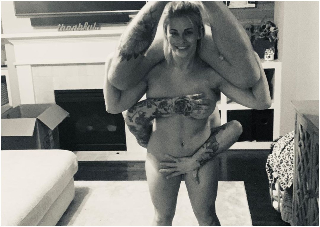 Голая пейдж Ванзант с голой грудью