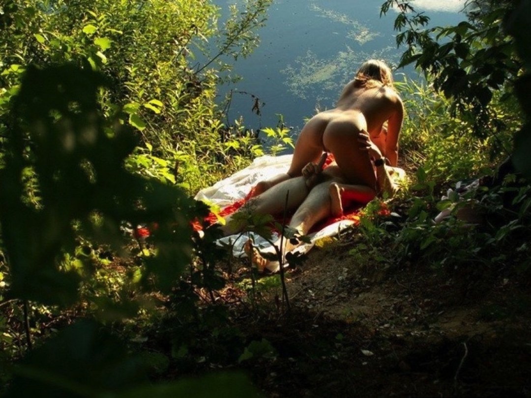 Девушки с парнями на природе ню