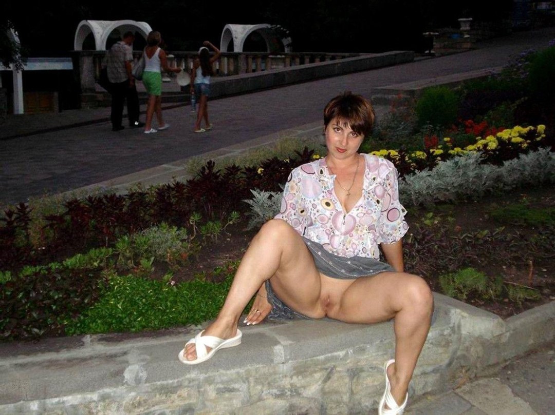 На улице без трусов частное ночью