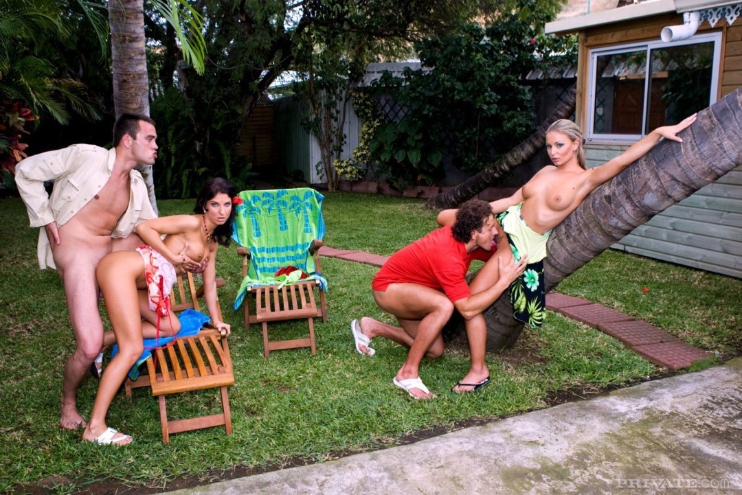 Голые женщины отдыхают на даче